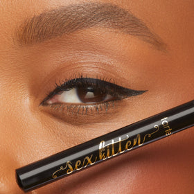 tarte close-up of super-skinny felt tip for precise lines benefit: ultra-fine control