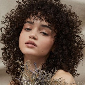 Tea Tree mist dispersing in hair demonstrating lightweight detangling and shine