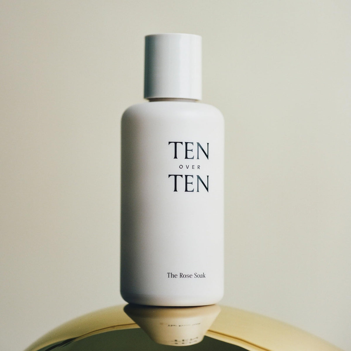 tenoverten remover in use with cotton pad demonstrating easy polish lift