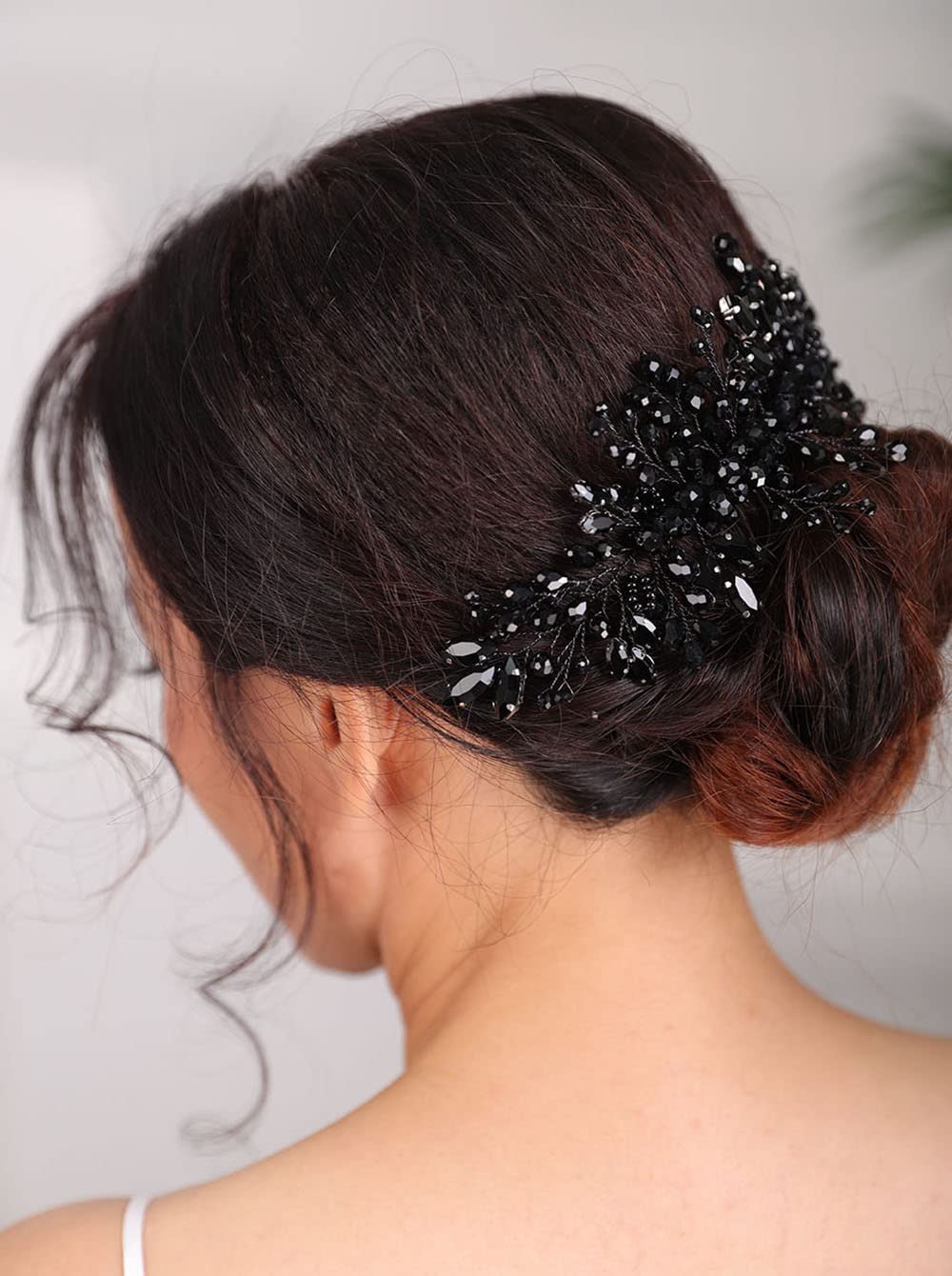 Teyglen comb in bridal setting adding dramatic contrast and photo-ready sparkle