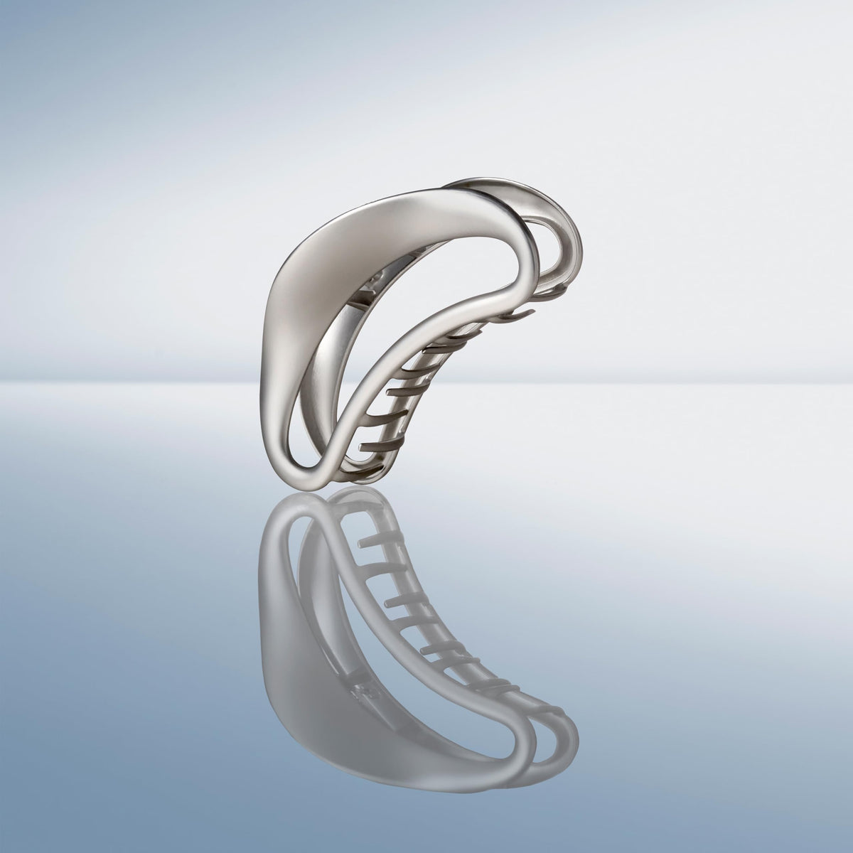 The Hair Edit beside a ruler showing the clip size and versatile fit benefit