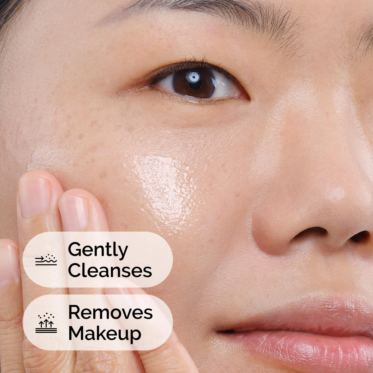 The Ordinary pump and label detail highlighting usage instructions and ingredients
