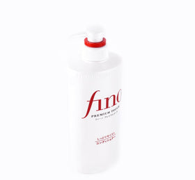 TJ SIGNATURE applied in hair under shower to show smoothing effect