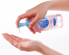 Toeah Kose Softymo oil texture drop on fingertip showing lightweight glide and dissolving power