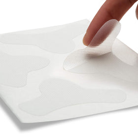 Toute Nuit patch placed at eye corner showing discreet daytime wear