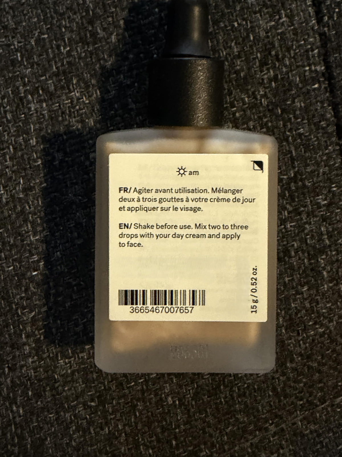 Typology tinted drop on hand illustrating shade TEINTÉ-7001 benefit: subtle, buildable glow
