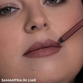 URBAN DECAY tip and cap detail highlighting durable feel and travel-ready design