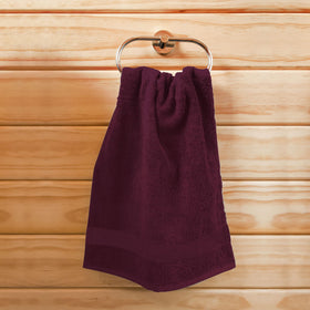 Utopia Towels drying hands after workout showing quick absorbency benefit