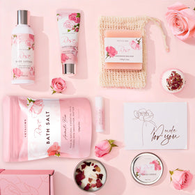 VKTASIMK rose-scented soy candle close-up creating calming atmosphere