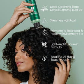 VOERUY texture droplet on hand illustrating lightweight, non-greasy finish for fast absorption
