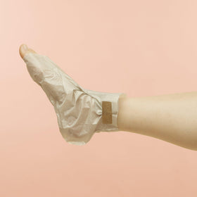 VOESH in-use lifestyle image showing hand treatment and quick pamper benefit
