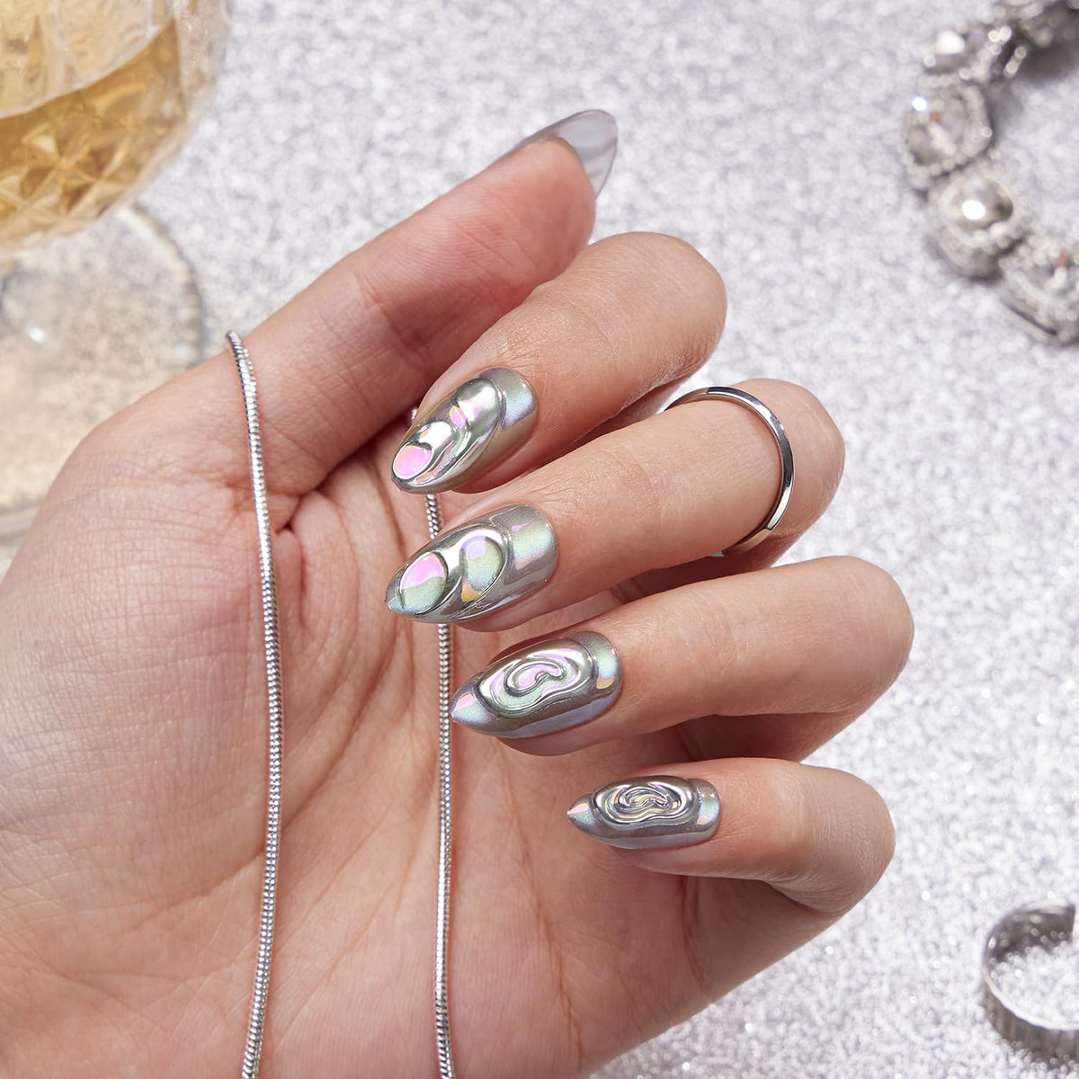 VSALON close-up of cat-eye stripe detail highlighting 3D shimmer