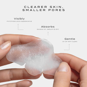 Vue close-up of patch texture highlighting absorbent hydrocolloid surface