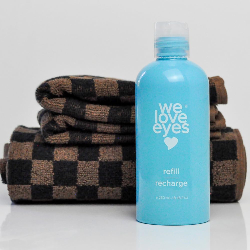 We Love Eyes foam texture close-up illustrating gentle cleansing action and lather