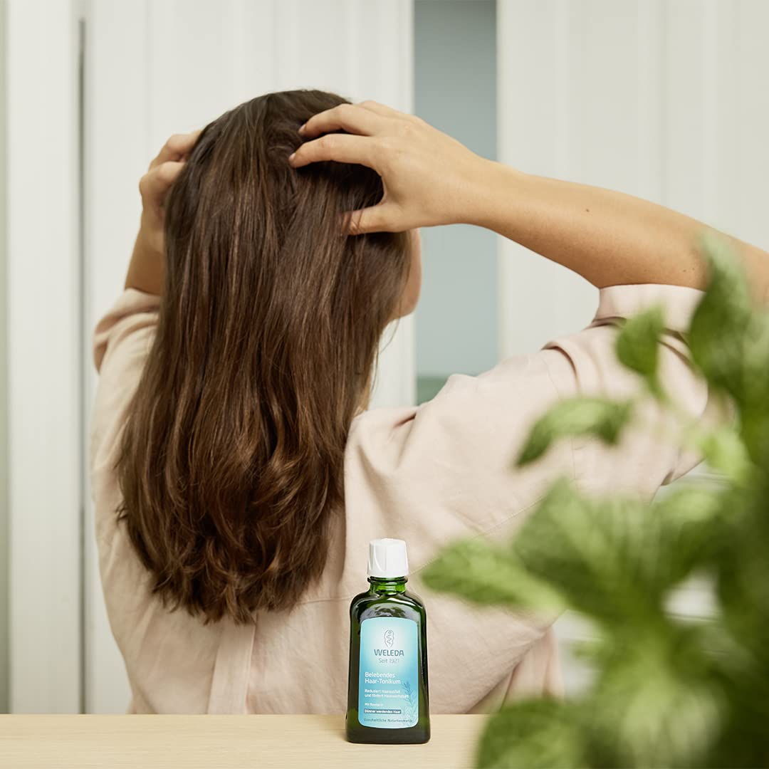 Weleda oil texture close-up on dropper, shows lightweight absorption benefit