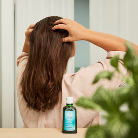 Weleda oil texture close-up on dropper, shows lightweight absorption benefit