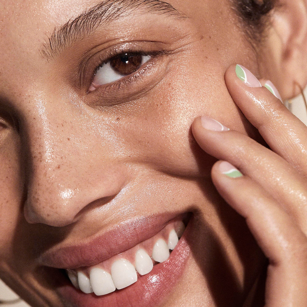 Well People oil texture close-up revealing lightweight, fast-absorbing finish