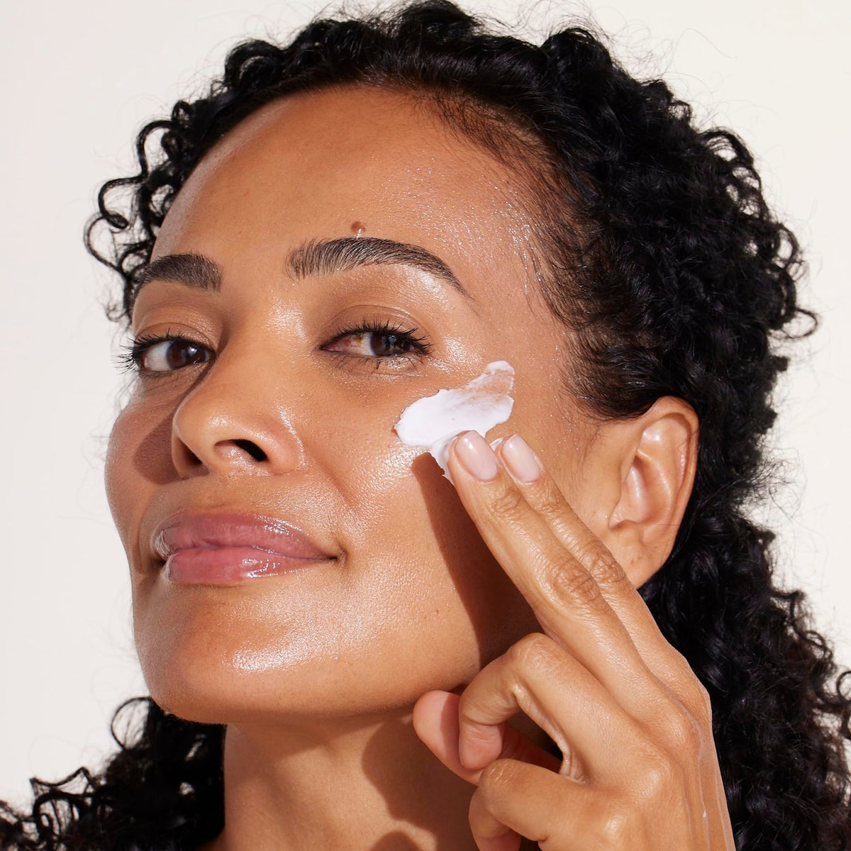 Womaness hyaluronic ingredient display illustrating multi-weight hydration and plumping benefit
