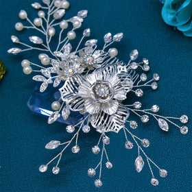 WONRLUA comb styled on bride in natural setting, creates photogenic wedding style