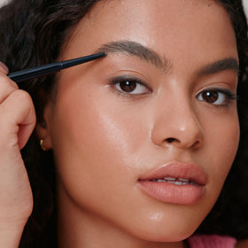 WUNDERBROW Brunette angled tip close-up for precise shaping and filling