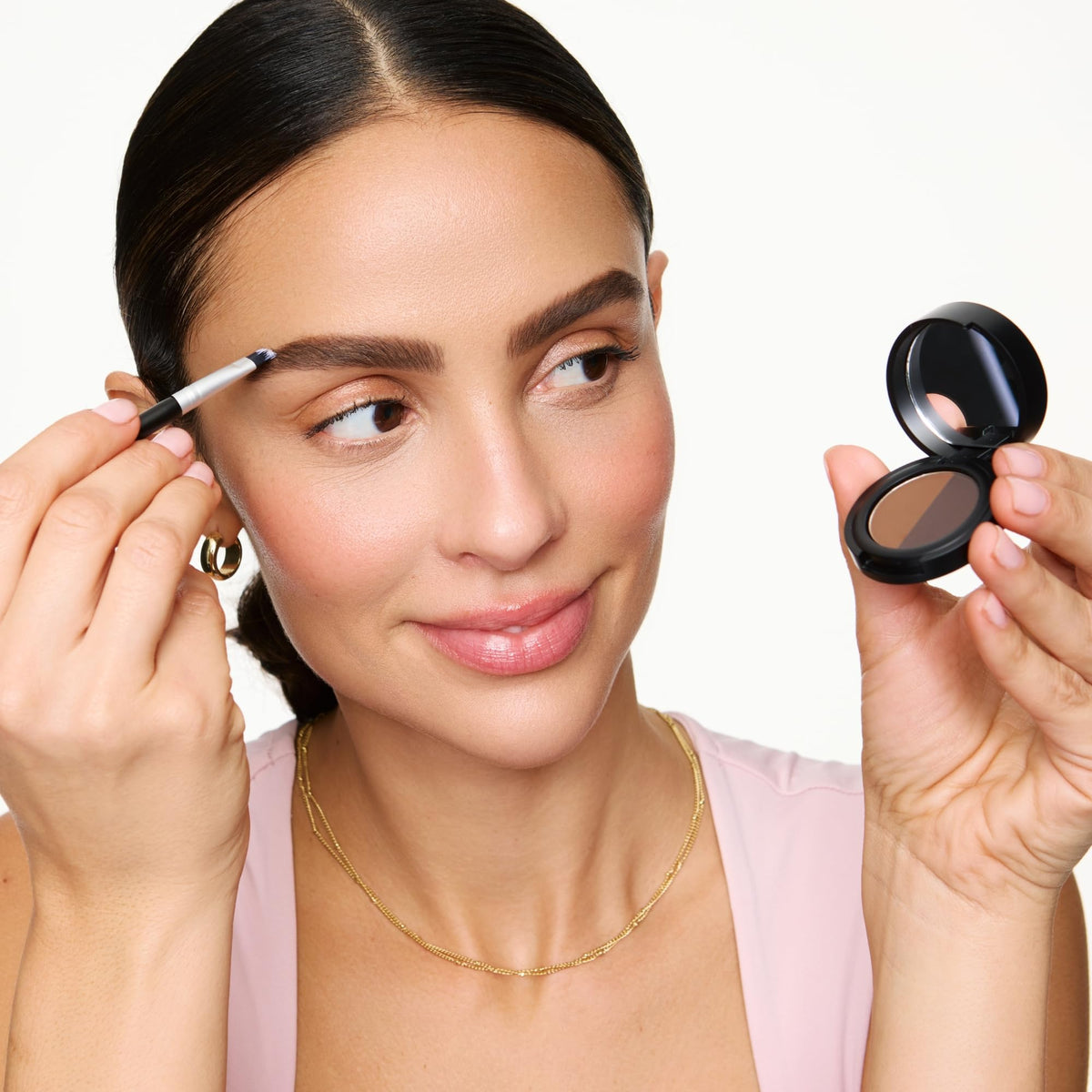 WUNDERBROW used to soften hairline demonstrating quick root-touchup benefit