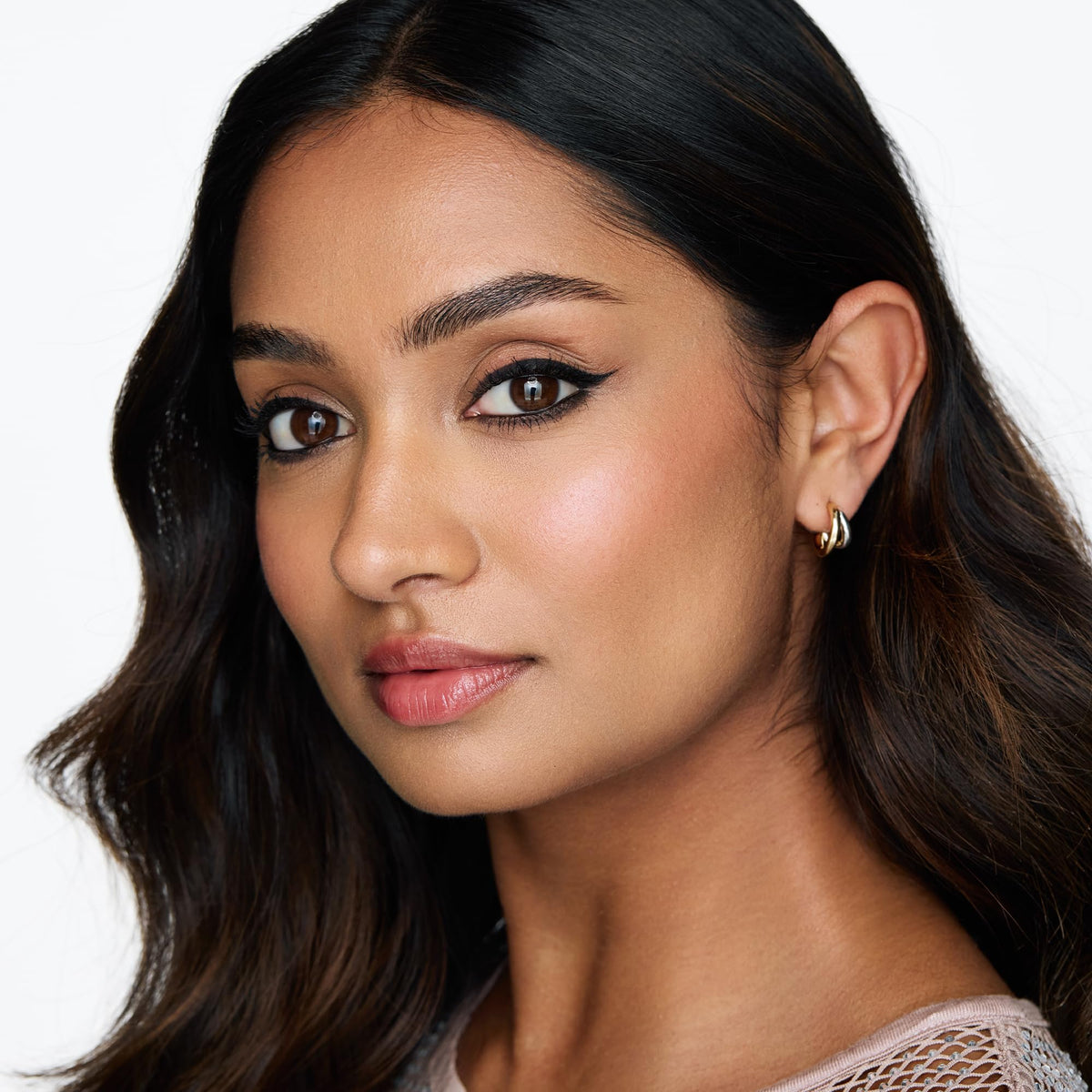 WUNDERBROW pencil in use along upper lash line for defined eyes