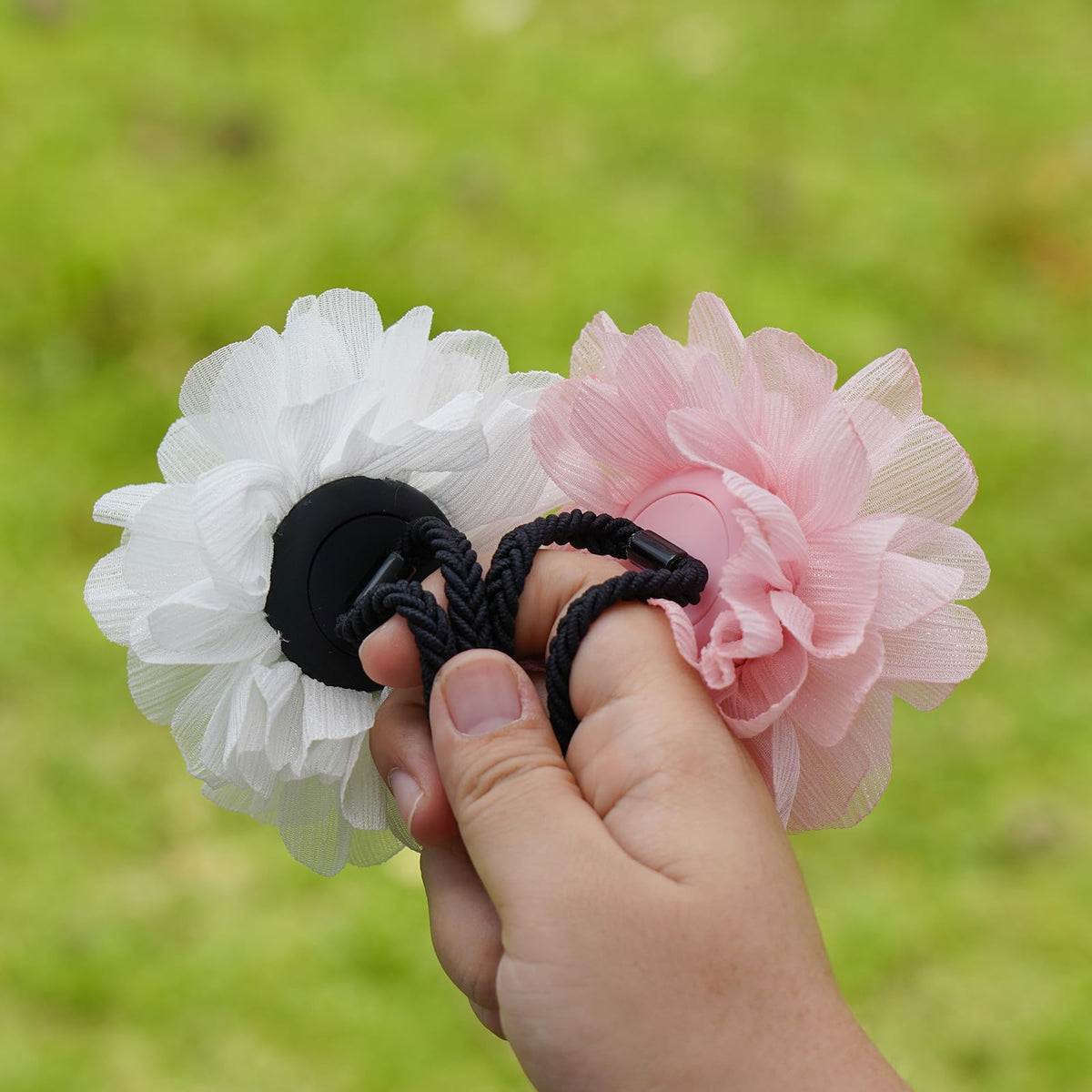 XEEWEN elastic stretched to demonstrate flexibility and secure hold for thick hair