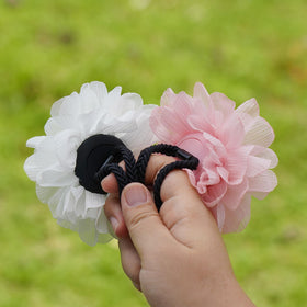 XEEWEN elastic stretched to demonstrate flexibility and secure hold for thick hair