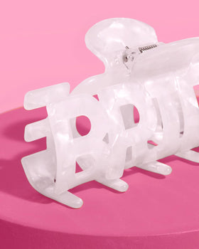 xo, Fetti closeup of clip teeth demonstrating firm grip and gentle hair care
