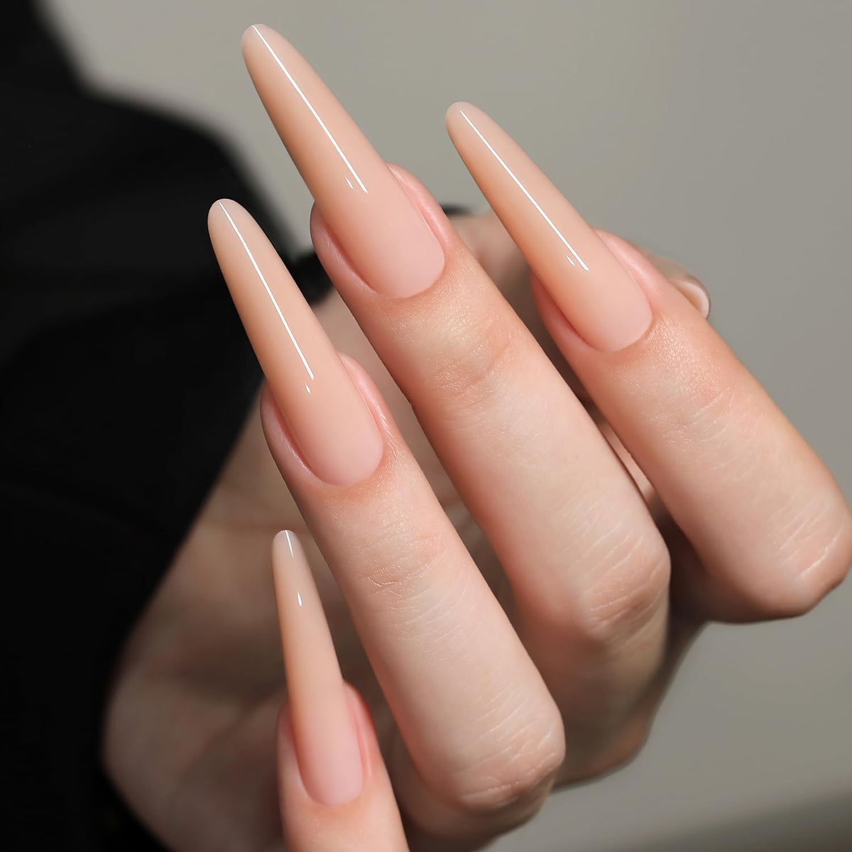 YOKE FELLOW in-salon application with technician using forms for fast extensions