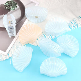 yuxiaoyu clips in a beach purse showing portable accessory for seaside outings
