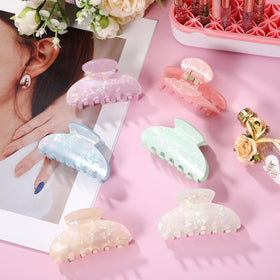 Yuxung clip securing a messy bun in thick hair for reliable non-slip styling