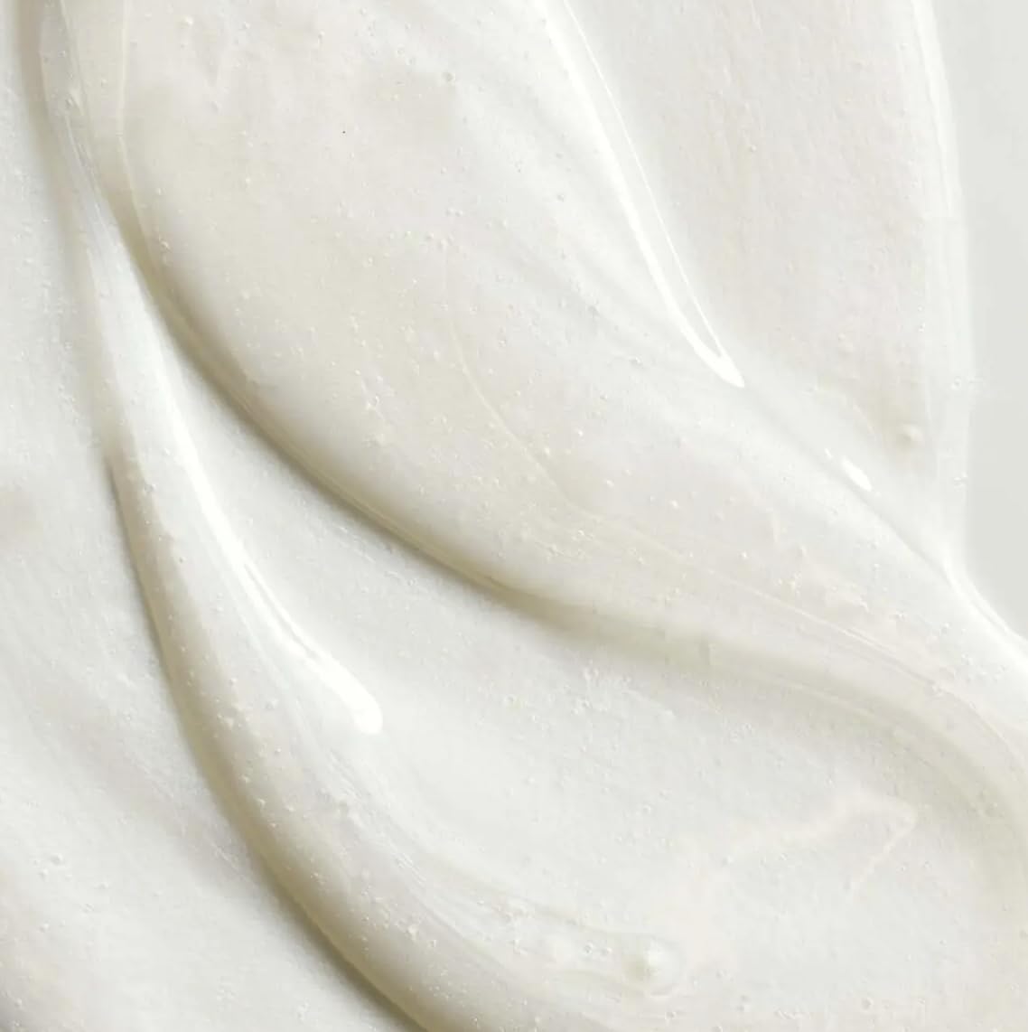Yves Rocher shampoo milk-gel texture highlighting gentle cleansing and shine